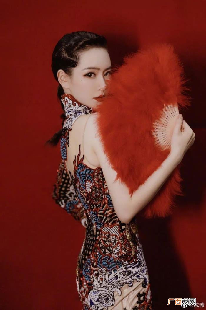 戚薇李佳琦，戚薇怎么hold住了李佳琦都害怕都芭比粉