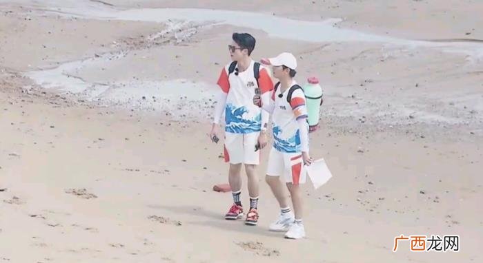 李一桐杨洋，杨洋为宣传新戏在现场和李一桐大演偶像剧