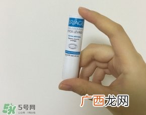 依泉和dhc唇膏哪个好？依泉唇膏和dhc唇膏哪个好？