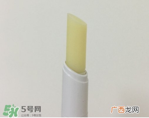 依泉和dhc唇膏哪个好？依泉唇膏和dhc唇膏哪个好？