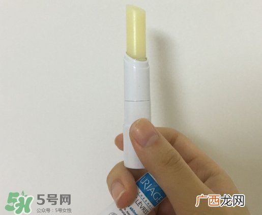依泉和dhc唇膏哪个好？依泉唇膏和dhc唇膏哪个好？