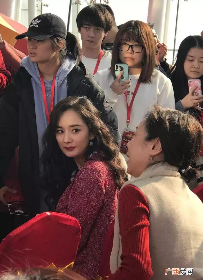 蔡徐坤杨幂,杨幂片场借蔡徐坤热水袋令他直呼很温暖