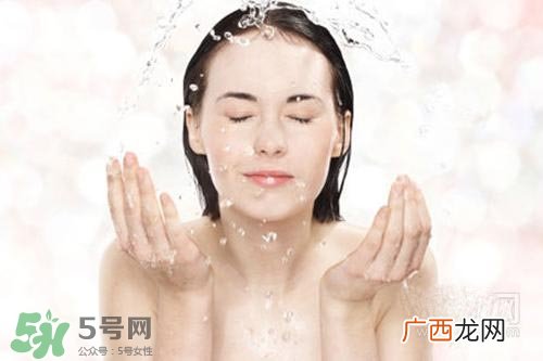 封闭性粉刺用什么洗脸？封闭性粉刺怎么洗脸？