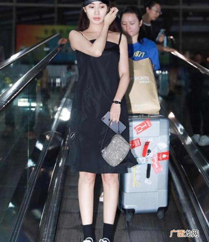 李菲儿前任，黄晓明前任李菲儿清凉吊带戴帽子现身机场