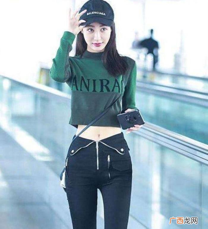 李菲儿前任，黄晓明前任李菲儿清凉吊带戴帽子现身机场
