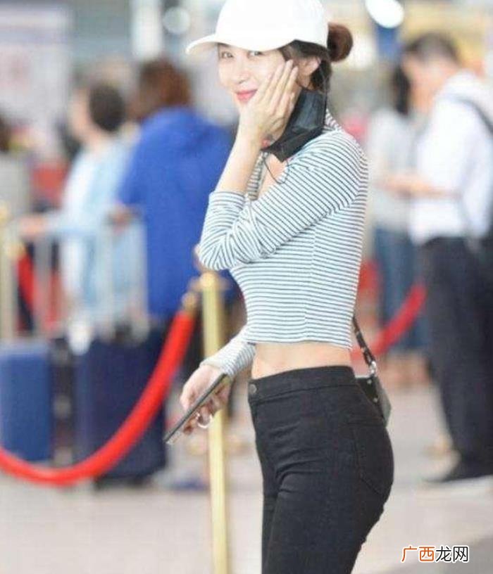 李菲儿前任，黄晓明前任李菲儿清凉吊带戴帽子现身机场