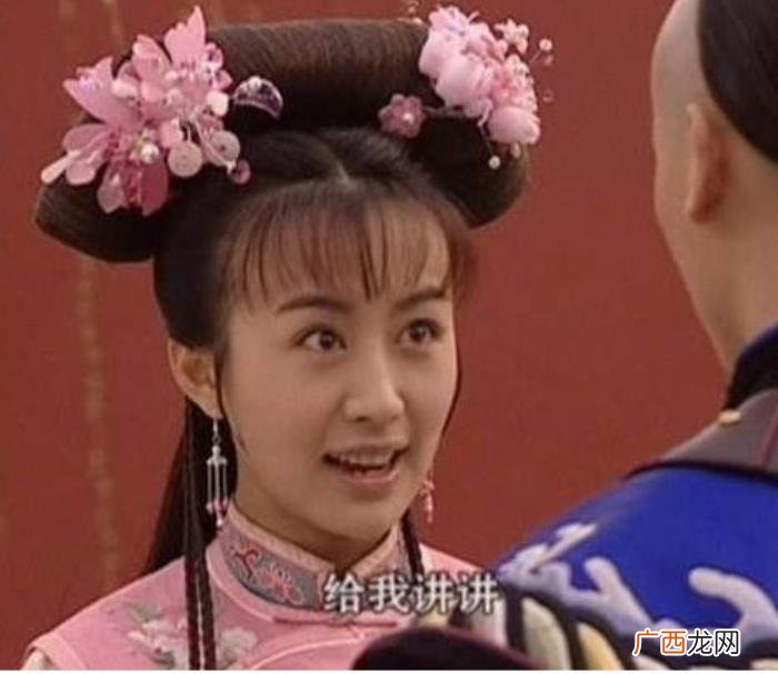 李菲儿前任，黄晓明前任李菲儿清凉吊带戴帽子现身机场