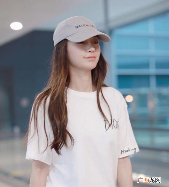 李菲儿前任，黄晓明前任李菲儿清凉吊带戴帽子现身机场