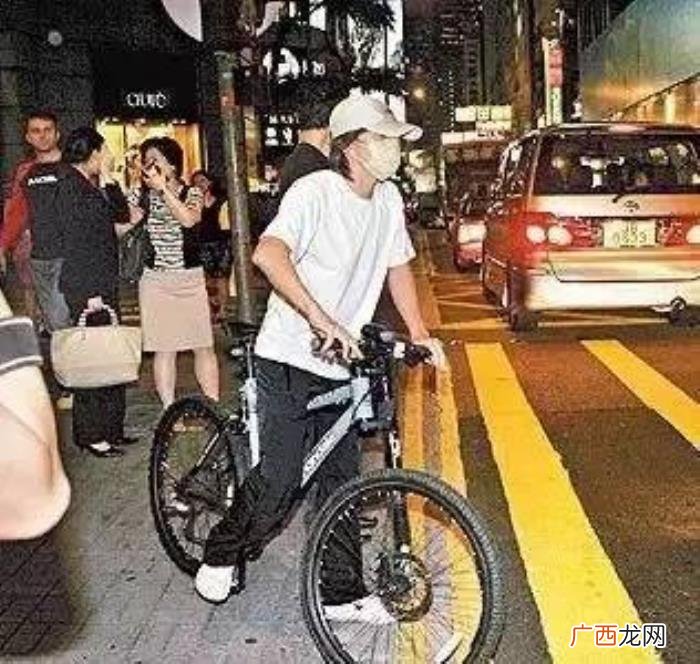 周星驰身家，来看看身家十几亿的周星驰开什么车