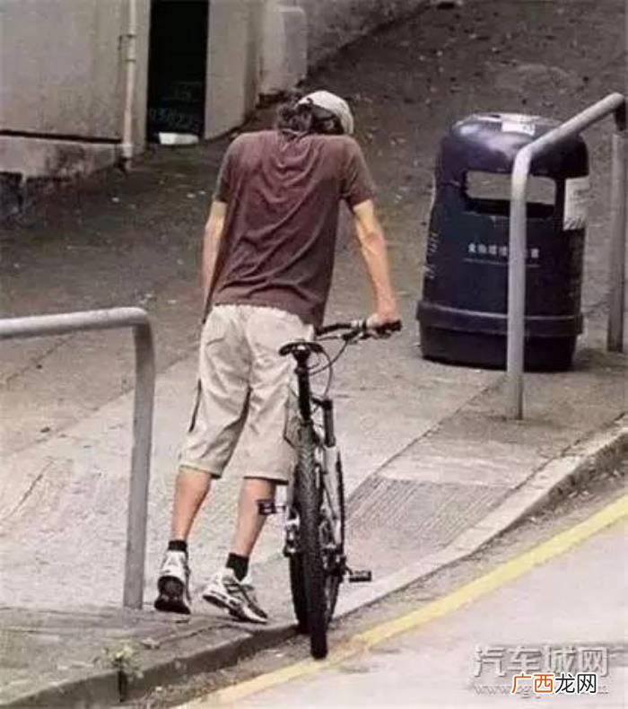 周星驰身家，来看看身家十几亿的周星驰开什么车
