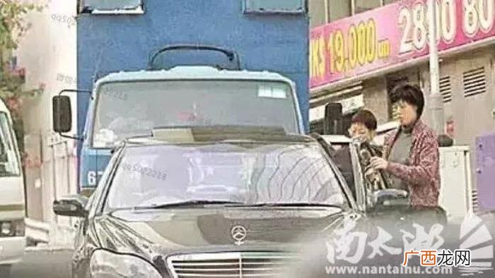 周星驰身家，来看看身家十几亿的周星驰开什么车