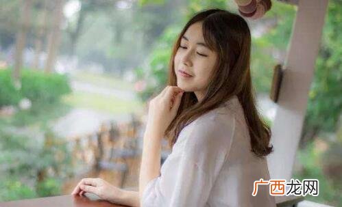 女生撩头发是什么心理？不一定是对你有意哦