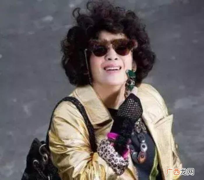 吴君如老公，53岁吴君如为满头白发的老公庆生