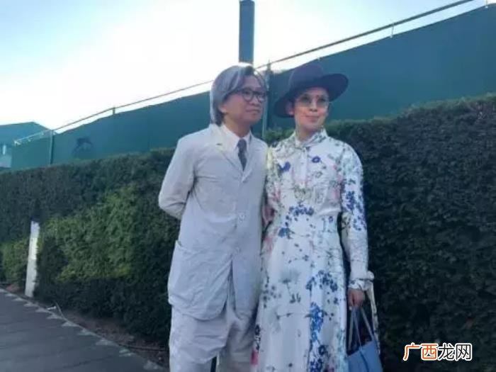 吴君如老公，53岁吴君如为满头白发的老公庆生