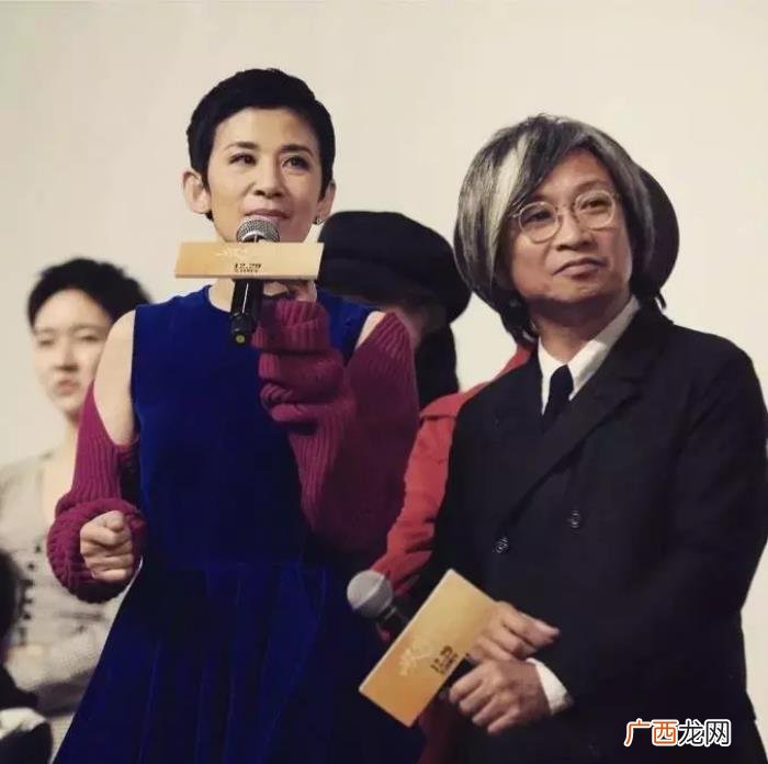 吴君如老公，53岁吴君如为满头白发的老公庆生