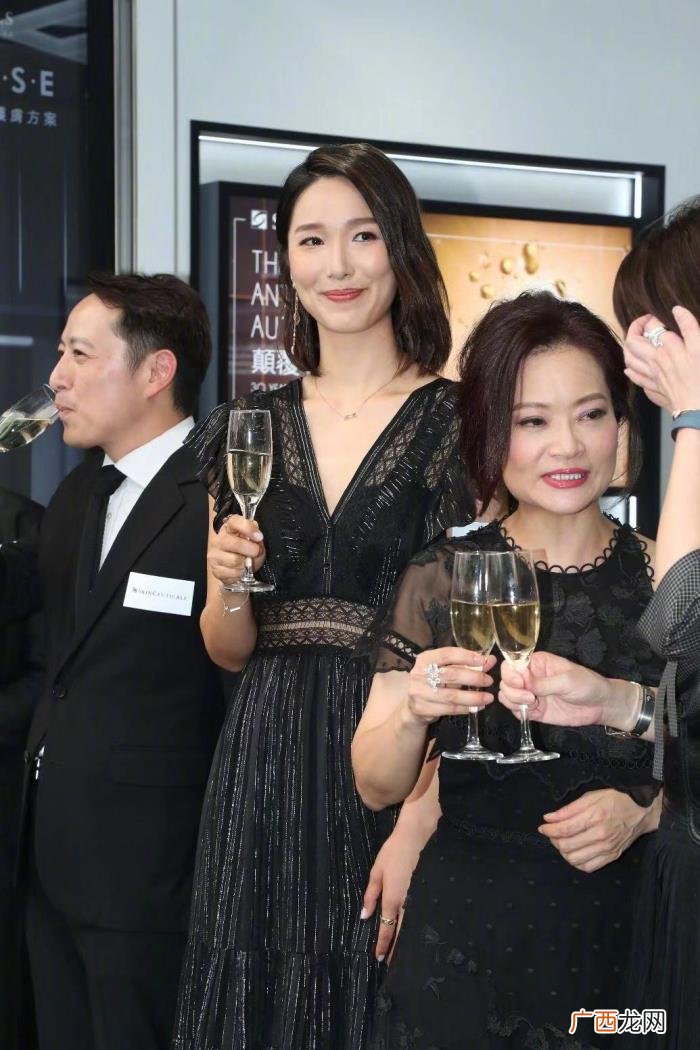 王祖蓝老婆，王祖蓝妻子李亚男175cm还嫌矮