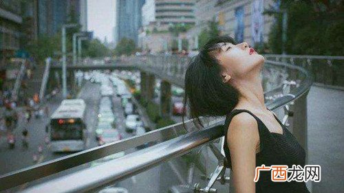女生陪你聊天到很晚但不主动找你，意味着什么？