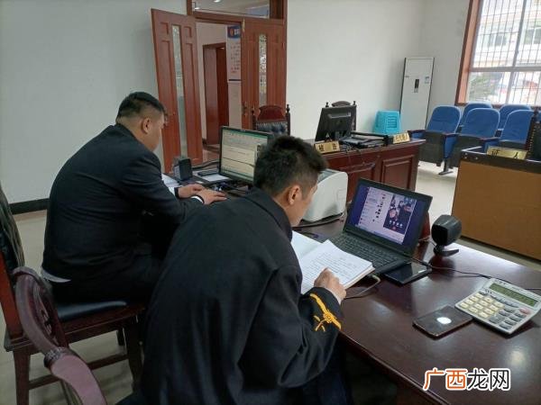 离婚案不到场能判决吗，原被告不到场也可以判决
