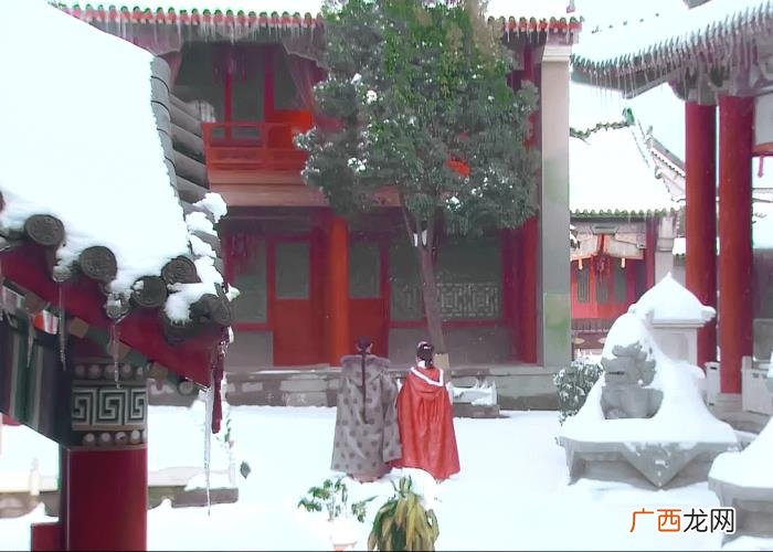 若曦谁演的，刘诗诗当年扮演的若曦是多少人心上的朱砂痣呀
