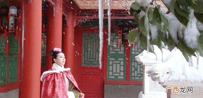 若曦谁演的，刘诗诗当年扮演的若曦是多少人心上的朱砂痣呀