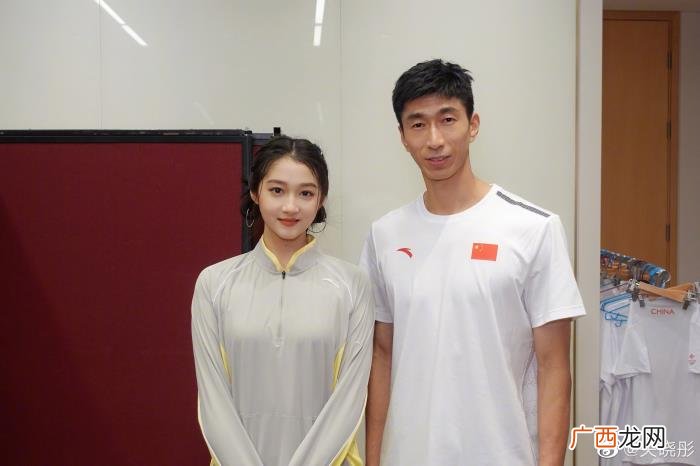 关晓彤合影，关晓彤晒与张雨霏肖若腾等奥运健儿合影为中国队加油