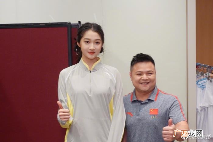 关晓彤合影，关晓彤晒与张雨霏肖若腾等奥运健儿合影为中国队加油