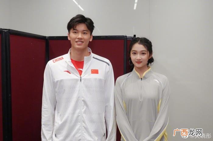 关晓彤合影，关晓彤晒与张雨霏肖若腾等奥运健儿合影为中国队加油