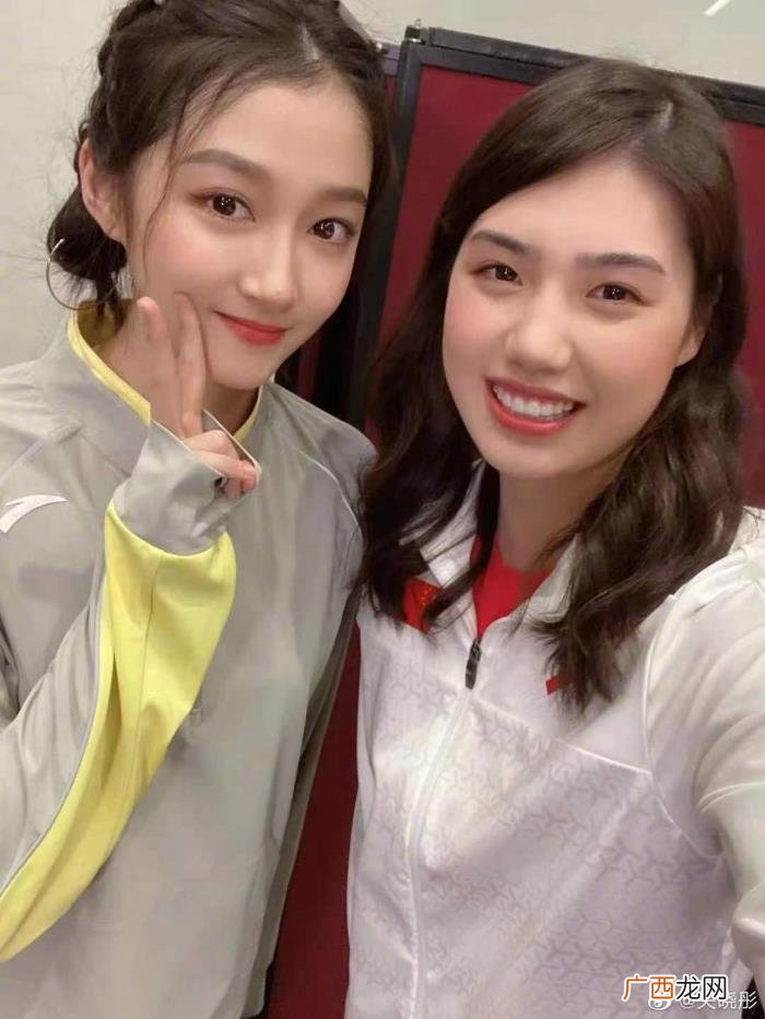 关晓彤合影，关晓彤晒与张雨霏肖若腾等奥运健儿合影为中国队加油