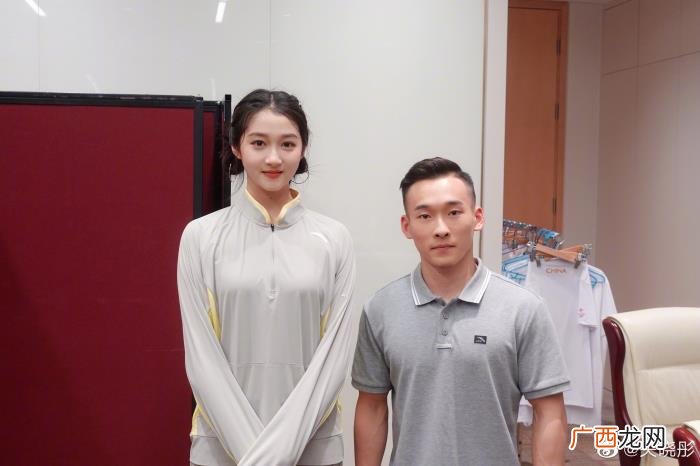 关晓彤合影，关晓彤晒与张雨霏肖若腾等奥运健儿合影为中国队加油