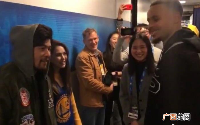 昆凌与库里,周杰伦&昆凌夫妇赛后在球员通道与库里合影