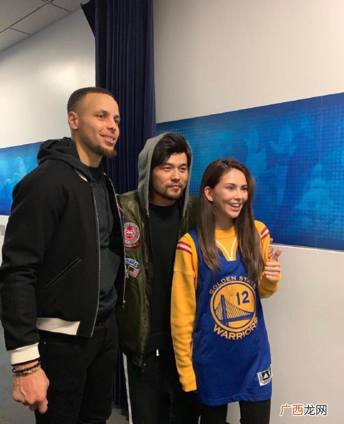 昆凌与库里,周杰伦&昆凌夫妇赛后在球员通道与库里合影