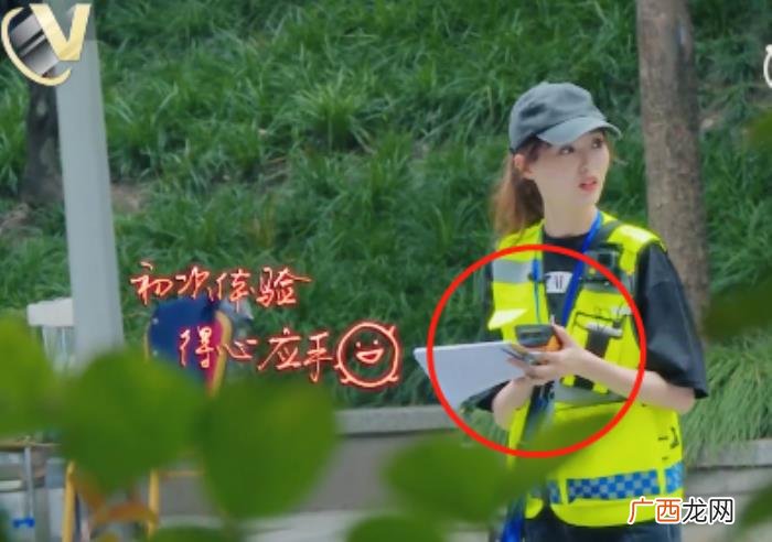 唐嫣真人秀，唐嫣参加某真人秀扮成清洁工扫大街