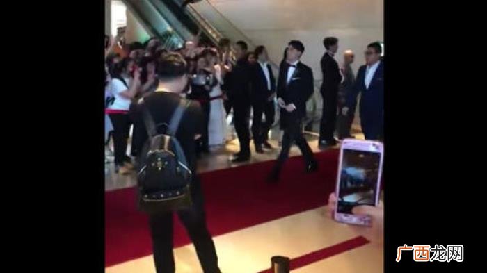 李易峰红毯，李易峰亮相上影节开幕式红毯西装峰器宇...