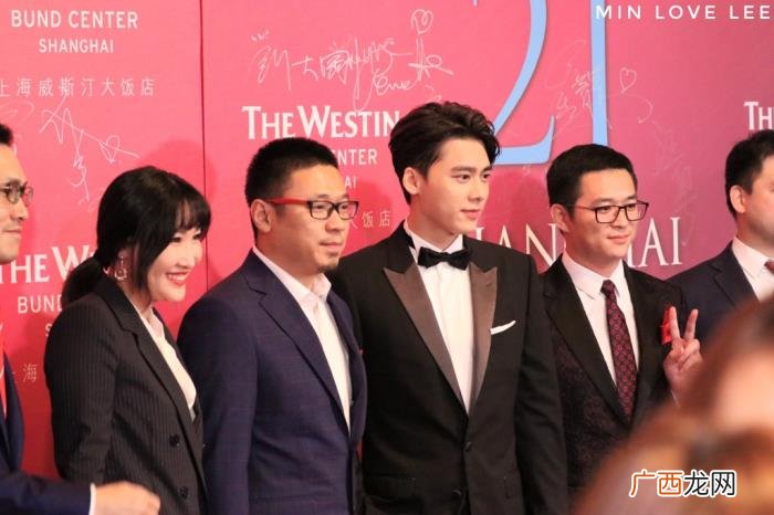 李易峰红毯，李易峰亮相上影节开幕式红毯西装峰器宇...