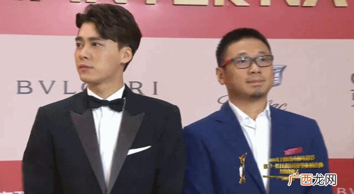 李易峰红毯，李易峰亮相上影节开幕式红毯西装峰器宇...
