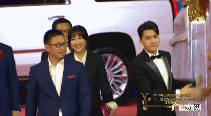 李易峰红毯，李易峰亮相上影节开幕式红毯西装峰器宇...