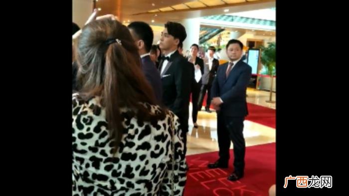 李易峰红毯，李易峰亮相上影节开幕式红毯西装峰器宇...