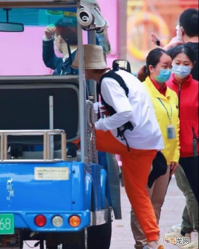 宋茜毛不易，宋茜的脸是真的小坐在后面的毛不易比她脸更大