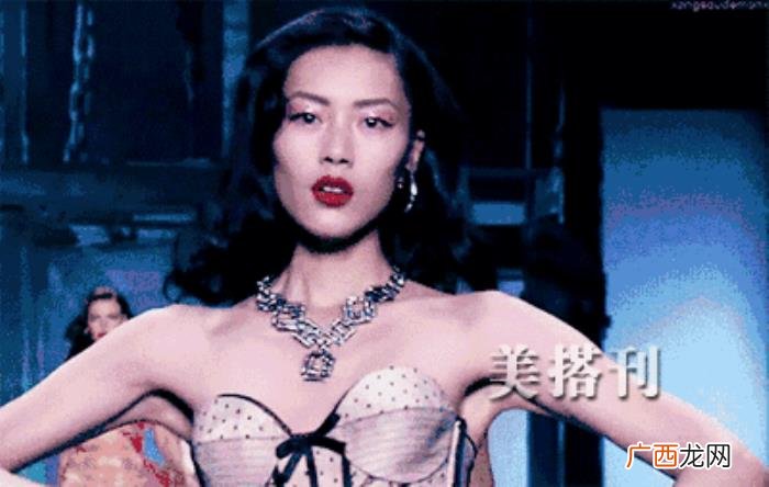 刘雯牛仔裤，刘雯穿西装+阔腿牛仔裤气场2米8