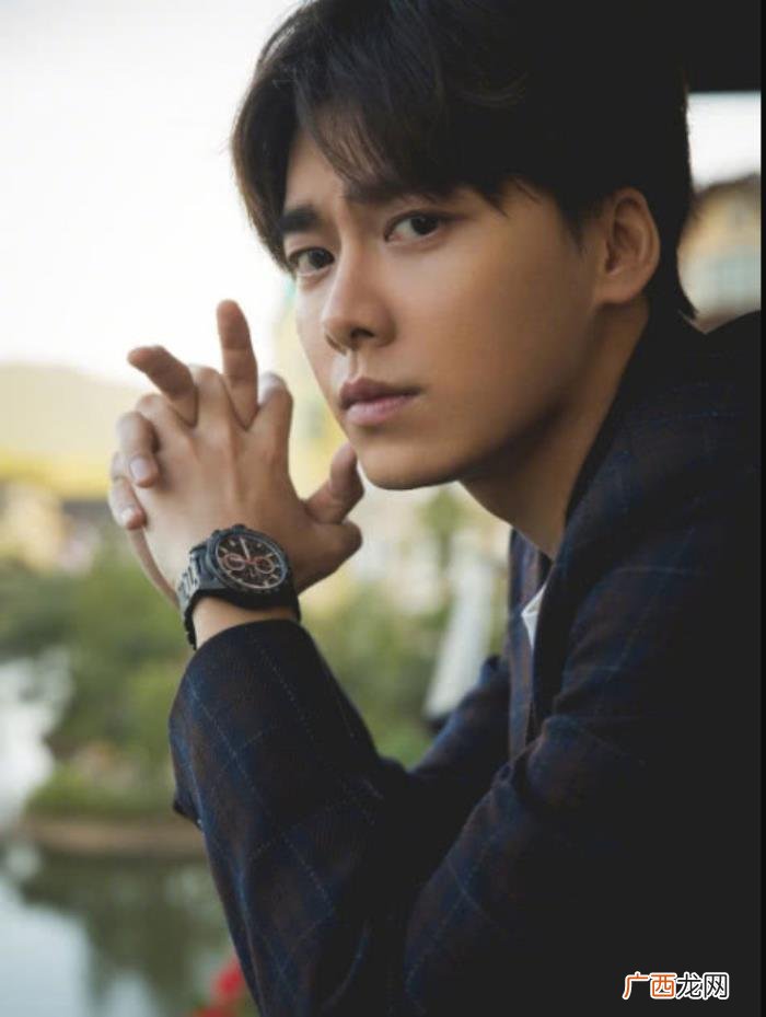 李易峰一家，李易峰微博罕见晒出一家三口老照片