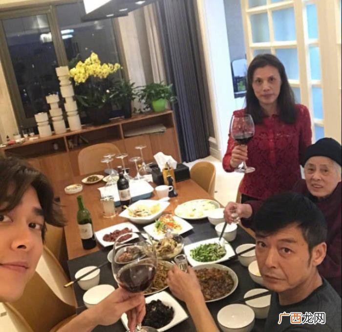 李易峰一家，李易峰微博罕见晒出一家三口老照片