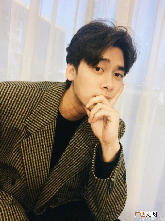李易峰一家，李易峰微博罕见晒出一家三口老照片