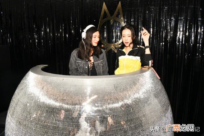 莫文蔚穿搭，莫文蔚这个爱腿狂魔终于舍得穿牛仔裤了