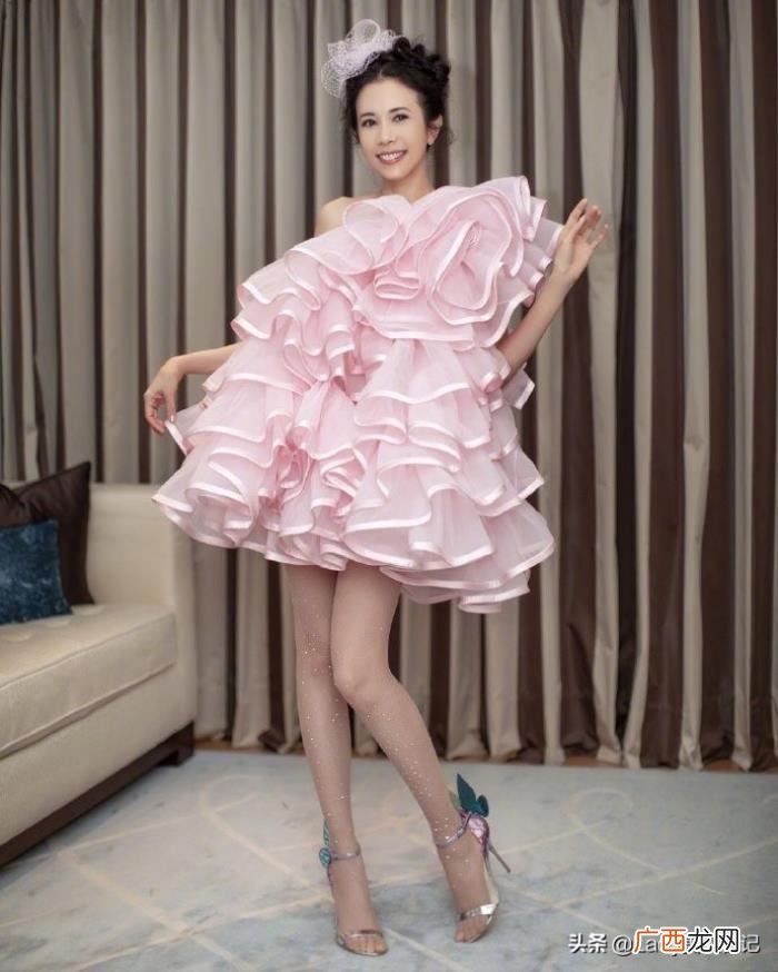莫文蔚穿搭，莫文蔚这个爱腿狂魔终于舍得穿牛仔裤了