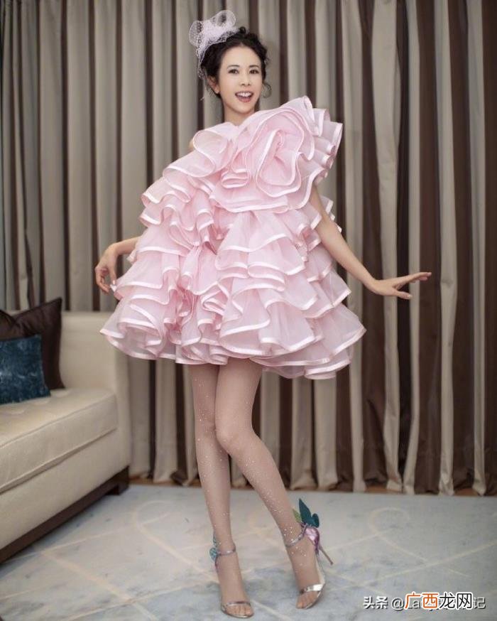 莫文蔚穿搭，莫文蔚这个爱腿狂魔终于舍得穿牛仔裤了