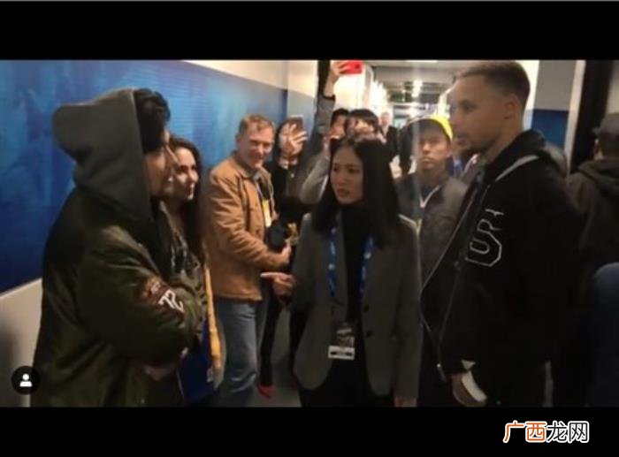 昆凌的偶像，周杰伦昆凌见偶像库里秒变迷弟迷妹