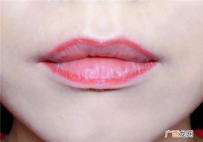 辛芷蕾嘴唇，Baby辛芷蕾嘴唇有硬伤怎么还能这么美