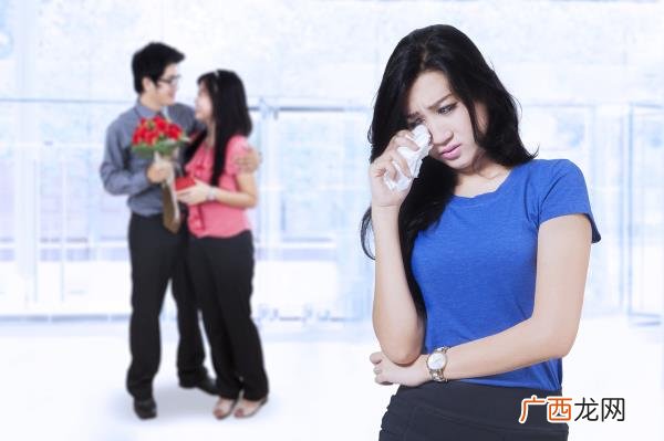 夫妻之间有一方出轨犯法吗，夫妻之间一方出轨