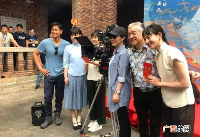彭于晏额头，彭于晏服装造型太显老额头纹很明显