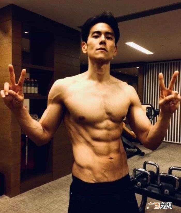 彭于晏额头，彭于晏服装造型太显老额头纹很明显